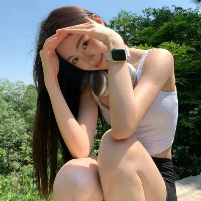 和红色中国人看电视